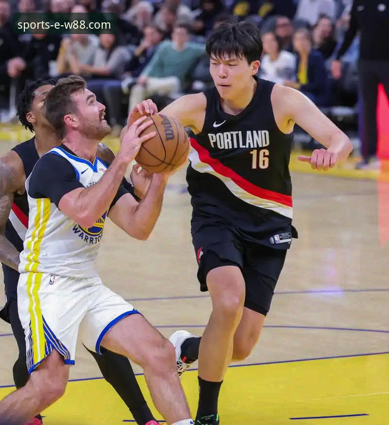 w88体育直播怎么看功能详解 勇士险胜火箭:W88体育直播的沉浸式体验 vs 传统观赛模式的局限